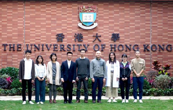 港大醫學院生物醫學學院黃兆麟教授（中）領導的醫學和工程跨學科研究團隊，開發了創新方法，能夠快速追蹤新型冠狀病毒的變異。
 